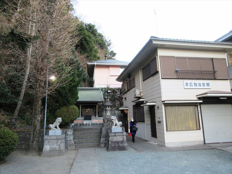 諏訪神社と自治会館